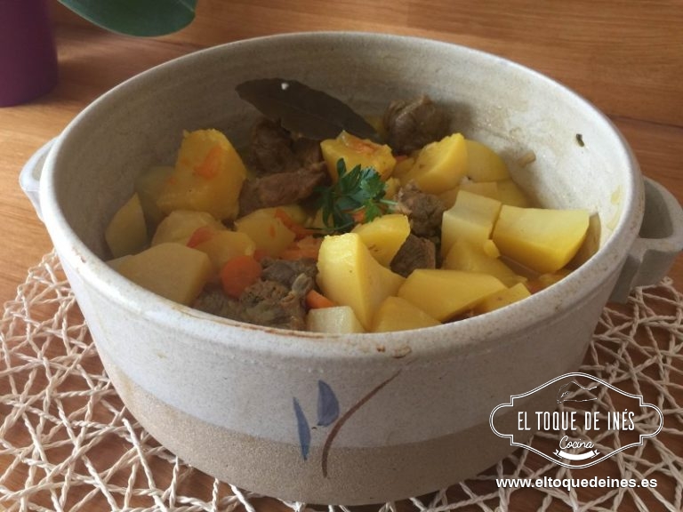 Dejamos a fuego medio hasta que comience a hervir, tapamos la olla y dejamos a fuego bajo por unas dos horas más o menos, cuando lleve una hora añadimos las patatas en trozos, a nosotros nos gusta que quede muy tierno y casi no hace falta cuchillo para comerlo.