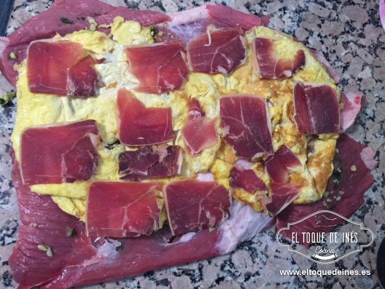 Repartimos encima el jamón serrano y los pimientos si se los ponemos, o lo que hayamos elegido para rellenar.