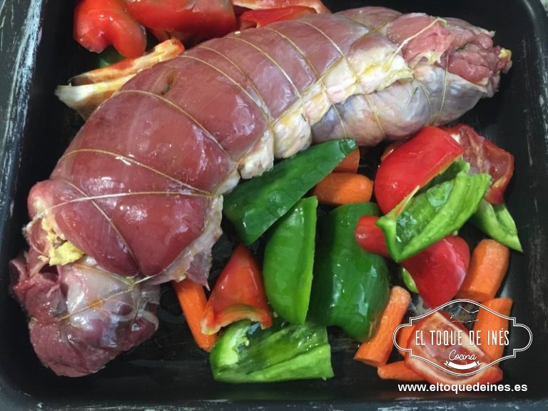 Ponemos sobre la fuente de horno, al lado las verduras cortadas y regamos con un chorro de aceite de oliva antes de introducir al horno.
