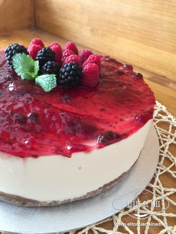 Una vez cuajado repartimos por encima la mermelada , yo usé de frutos rojos y decoramos como más nos guste.