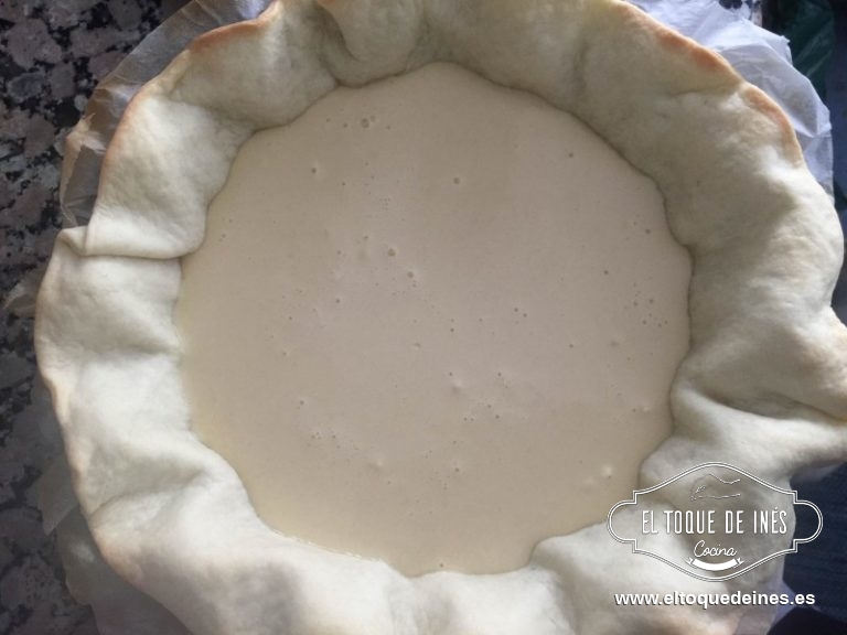 Sacamos la masa del horno, retiramos el peso que le teníamos encima.