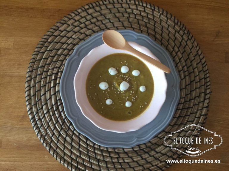 Servimos en cuencos, regamos con un poquitín de nata y espolvoreamos unas semillas de sésamo por encima.
Si sois intolerantes a la lactosa podéis no echarle la nata o usar la que a vosotros os vaya bien.