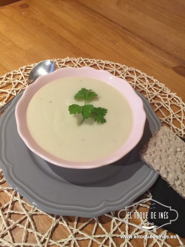 Echamos la caldo y dejamos que hierva , cuando esté todo hecho añadimos la sal, pimienta y nata y batimos con una batidora de mano o de vaso.