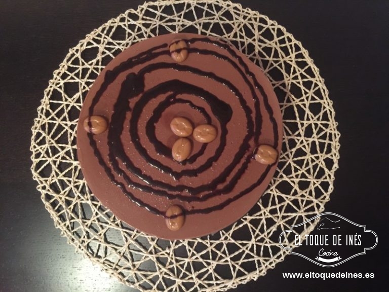 Reservamos en la nevera al menos por 4 horas, normalmente o la hago la noche anterior para que cuaje mejor.