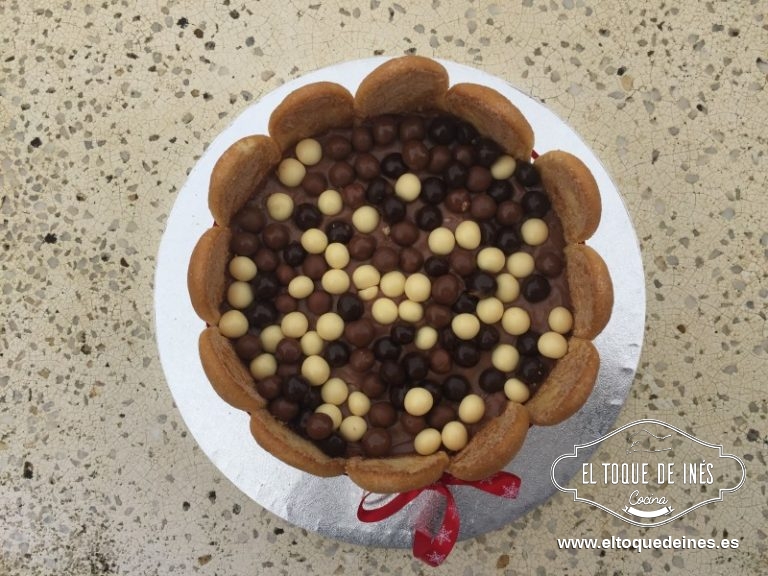 Terminamos decorando con las bolitas de chocolate.