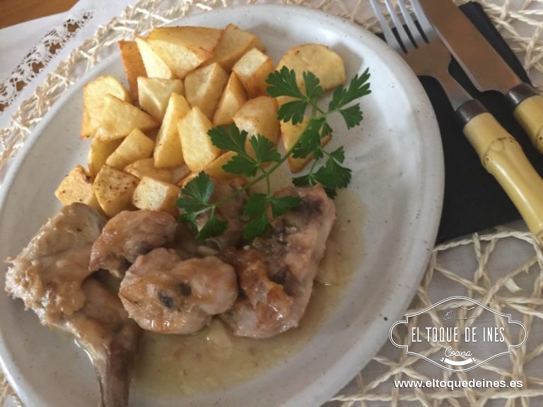 Podéis poner en este momento las patatas en el recipiente varoma picadas en cuarterones, o en láminas tipo panadera.