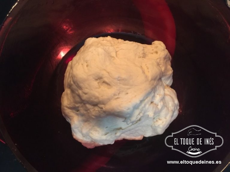 Quitamos la masa del vaso, la dejamos en un bol tapada que aumente de volumen, aproximadamente 30-45 minutos.