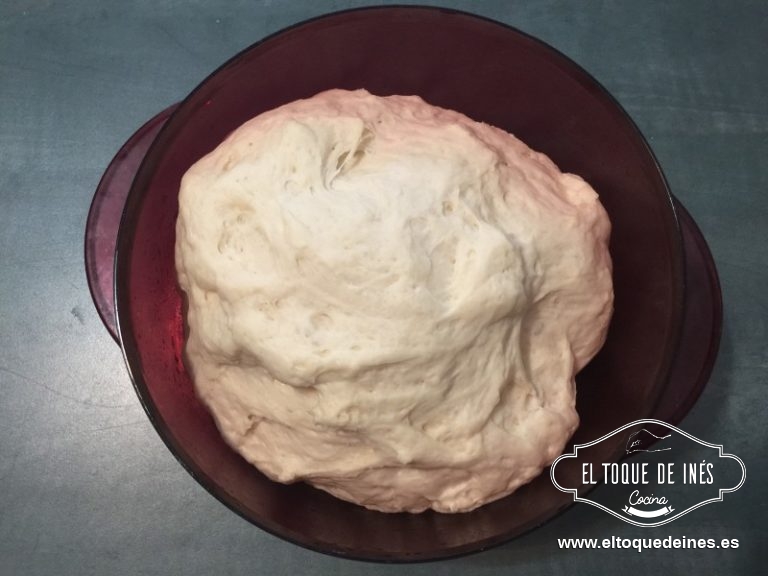 Por último incorporáis la harina, azúcar y sal...mezcláis todo bien si queréis ayudados por vuestras manos y la reserváis como anteriormente.