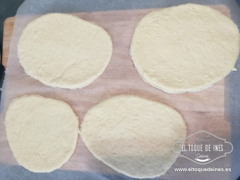 Una vez la masa haya doblado el volumen la estiramos sobre el mesado enharinado, que quede lo fina que vosotros queráis.