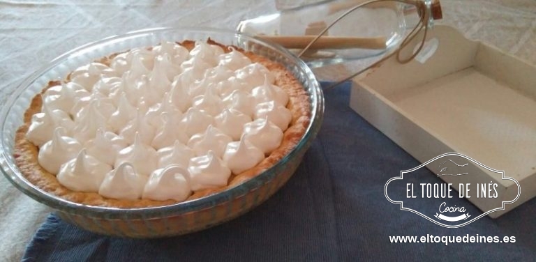 Metemos en una manga pastelera y vamos decorando la tarta por encima, como más os guste, eso es a gusto de cada uno.