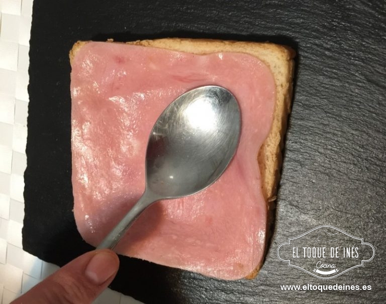 Colocamos una loncha de jamón york sobre cada rebanada; procuramos aplastarla para que nos quede un pequeño hueco.