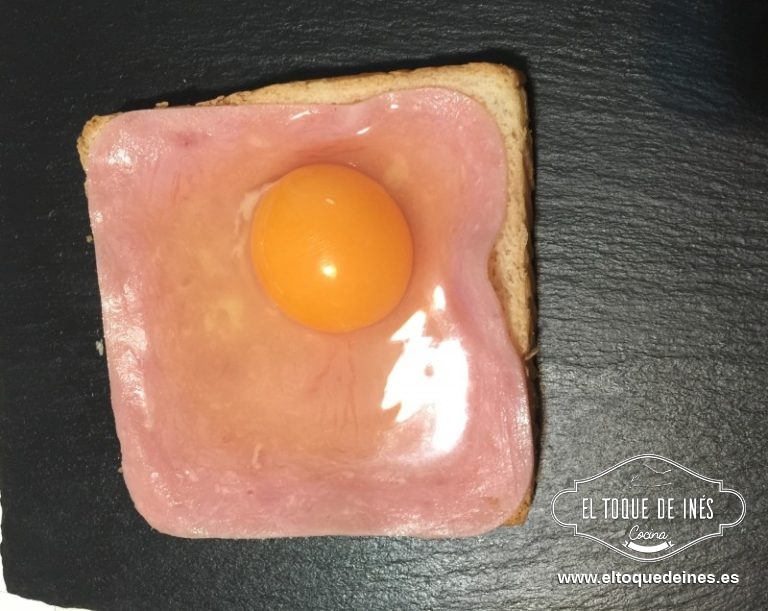 Echamos un huevo sobre cada loncha de jamón york.