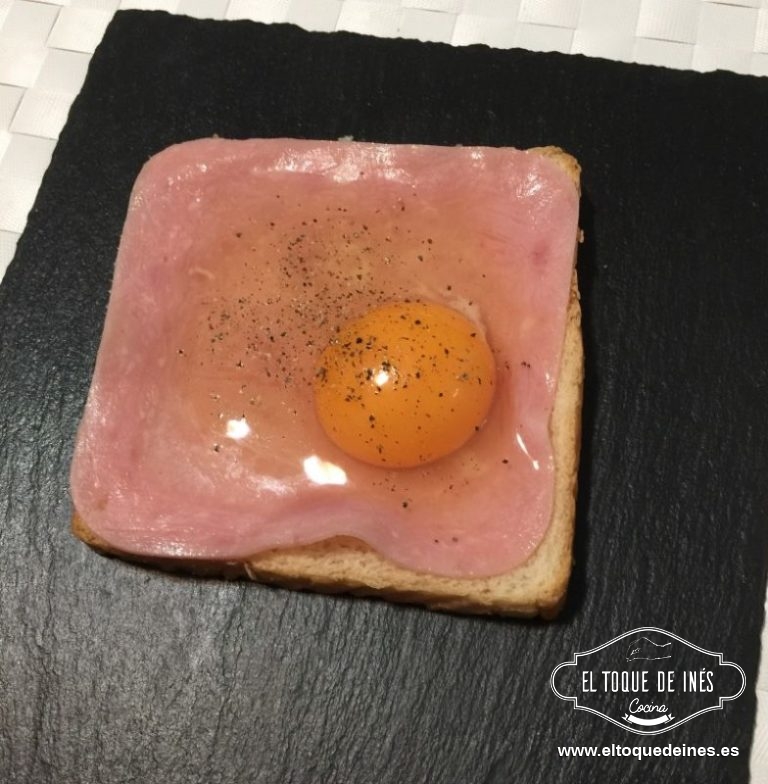 Espolvoreamos con la pimienta.