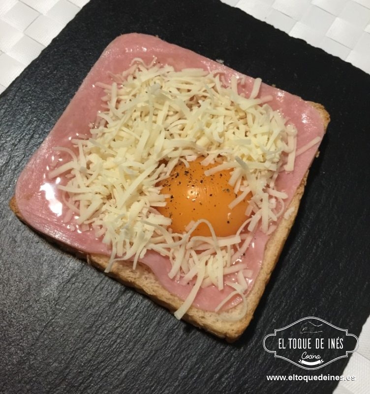Repartimos por la superficie con el queso rallado, dejando libre de queso la yema.