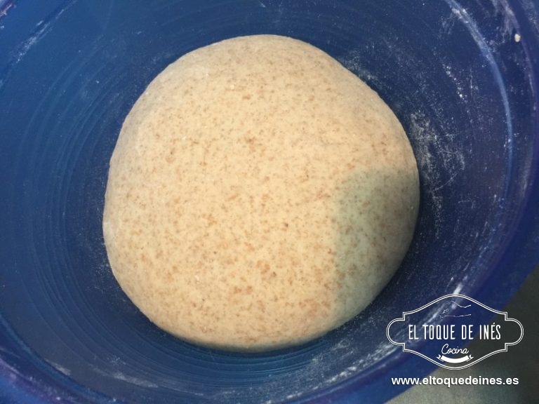 Ayudada de la amasadora mezclé bien todos los ingredientes y seguí los mismos pasos que en el pan que llevaba la levadura.