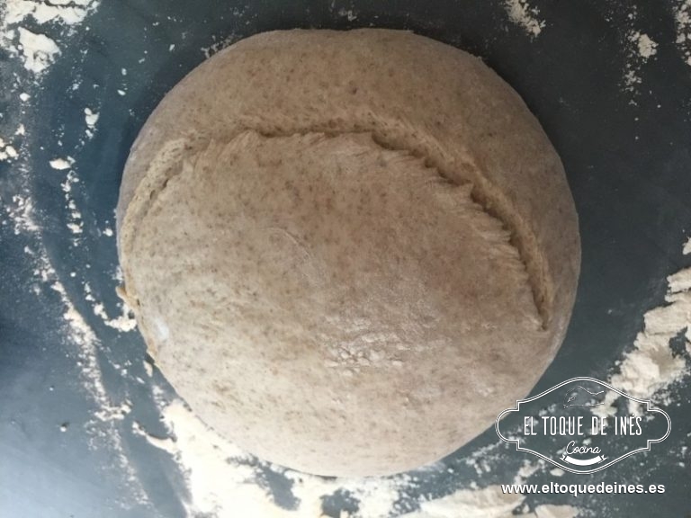 Amasé haciendo pliegues hacia el centro, formé y dejé reposar hasta que volvió a subir, cerca de hora y media.