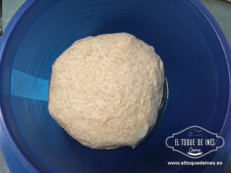 Mezclé todos los ingredientes en la amasadora durante menos de 1 minuto; dejé reposar 30 minutos y amasé 4 minutos.