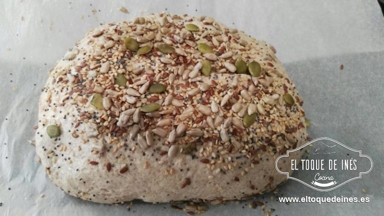 Le di los cortes en la superficie al pan (le espolvoreé unas cuantas semillas por encima, es opcional) y lo metí en la olla con muchísimo cuidado para no quemarme.