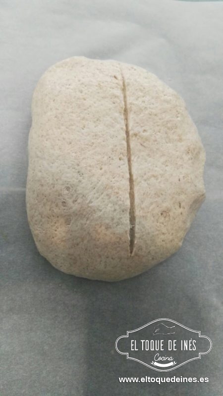 Lo quité del frigorífico una vez finalizó el tiempo y la dejé que se atemperase como 30-40 minutos.
Mientras encendí el horno a 250ºC y metí dentro la olla de barro en la que lo iba a hornear.