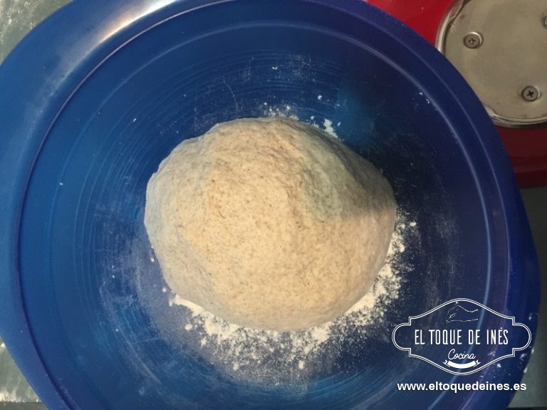 Amasé todos los ingredientes ayudada de la amasadora durante unos 5 minutos, descanso de 5 minutos y volví a amasar otros 5 minutos.