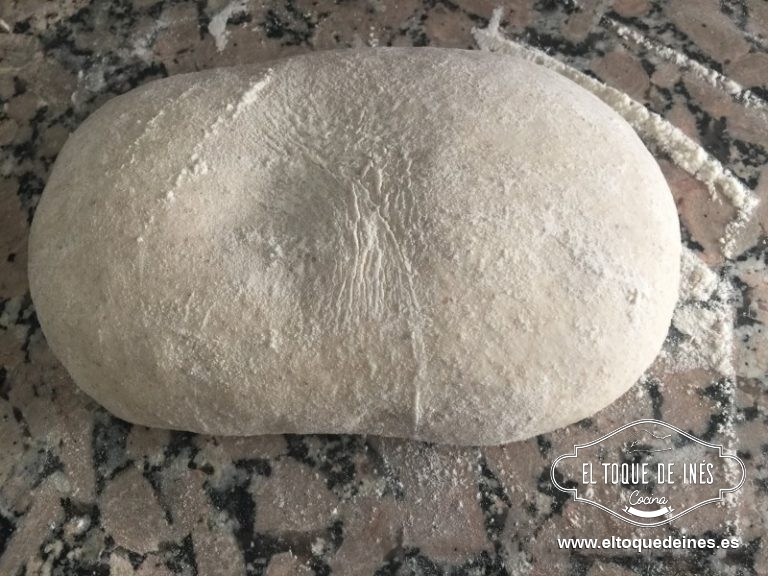 Por último damos la forma que queramos que tenga nuestro pan al final, dejamos reposar una media hora tapado.