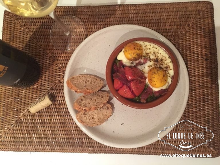 Chascamos los huevos encima, salpimentamos  al horno durante 30 min a 180º C con calor arriba y abajo.