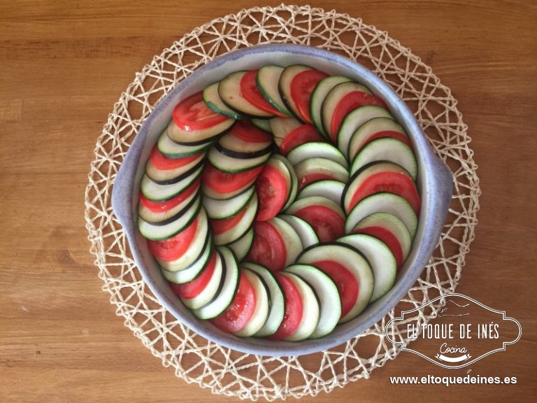 Vamos alternando las rodajas, una de calabacín, berenjena y tomate, calabacín, berenjena y tomate... y así ha hasta terminar con la fuente.