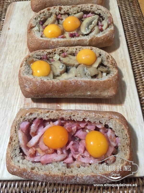 Rompemos los huevos de codorniz encima, dos en cada panecillo.