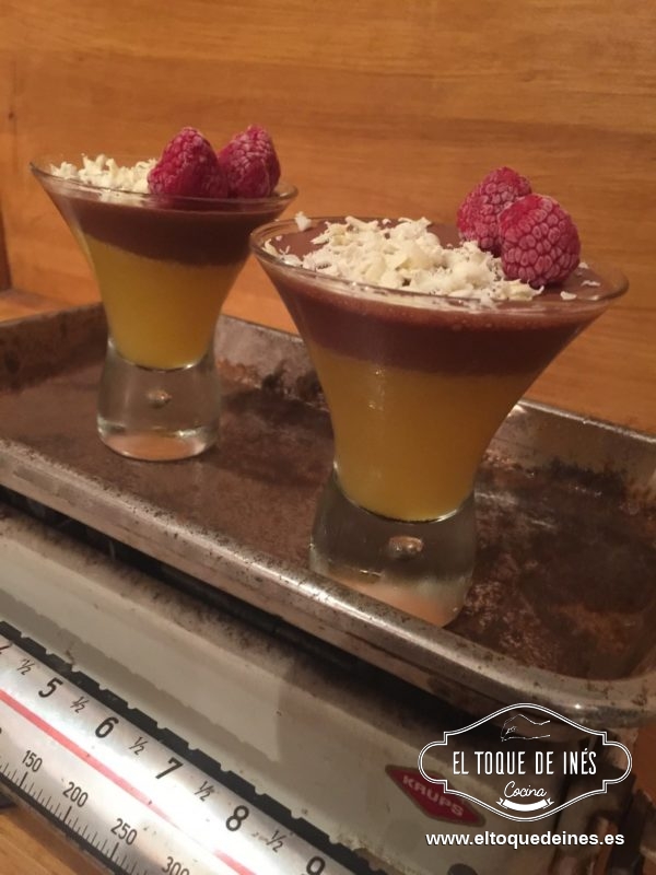 Si habéis decidido meter los vasitos de naranja en la nevera tenéis que esperar al menos 4-5h para que cuaje; preparamos la crema de chocolate, la vertemos encima y al frigorífico de nuevo un par de horas, o de un día para otro. 