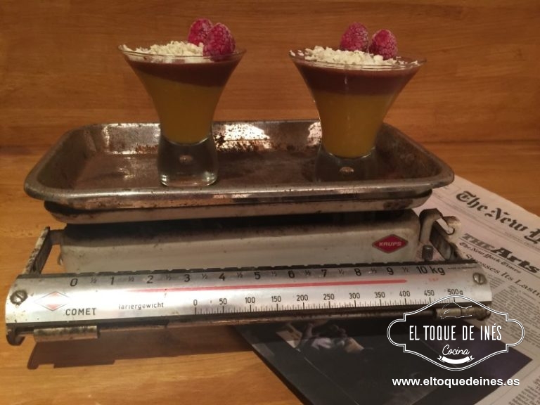 Y ahora dos opciones:
Si la mezcla anterior la habéis metido en el congelador metéis la mezcla del chocolate en una manga pastelera y guardamos en el congelador 15 minutos. Pasado el tiempo sacamos la gelatina de naranja que teníamos también y repartimos la crema de chocolate encima y ya está lista para decorar y servir.