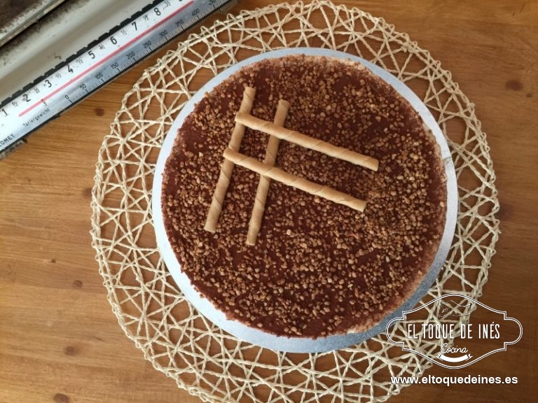 Una vez esté cuajada espolvoreamos el cacao por encima, decoramos con el granillo de almendra y colocamos un par de barquillos.