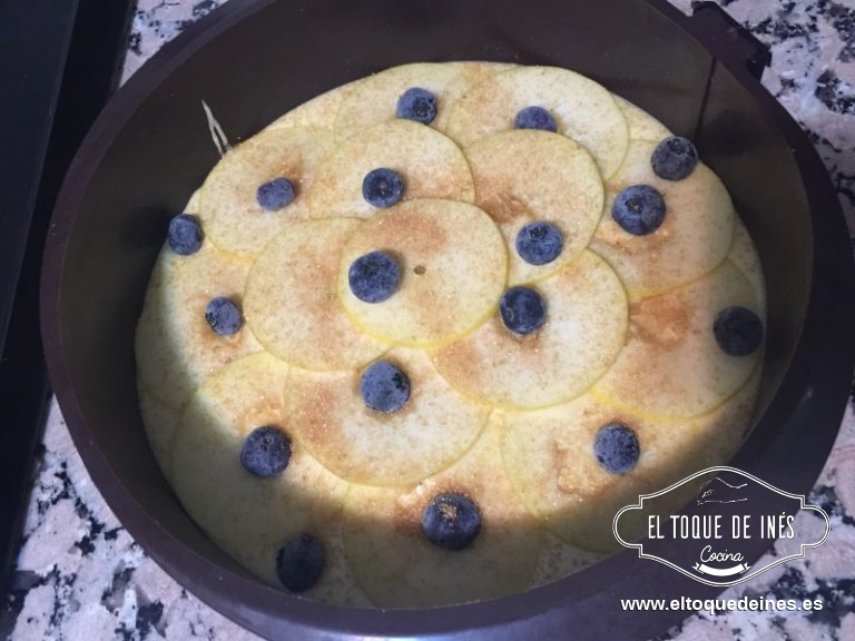 Colocamos por encima la manzana, en trozos, láminas, gajos...a vuestro gusto.
Colocamos encima los arándanos, seguramente al hornearse se vayan algunos para el medio de la masa.