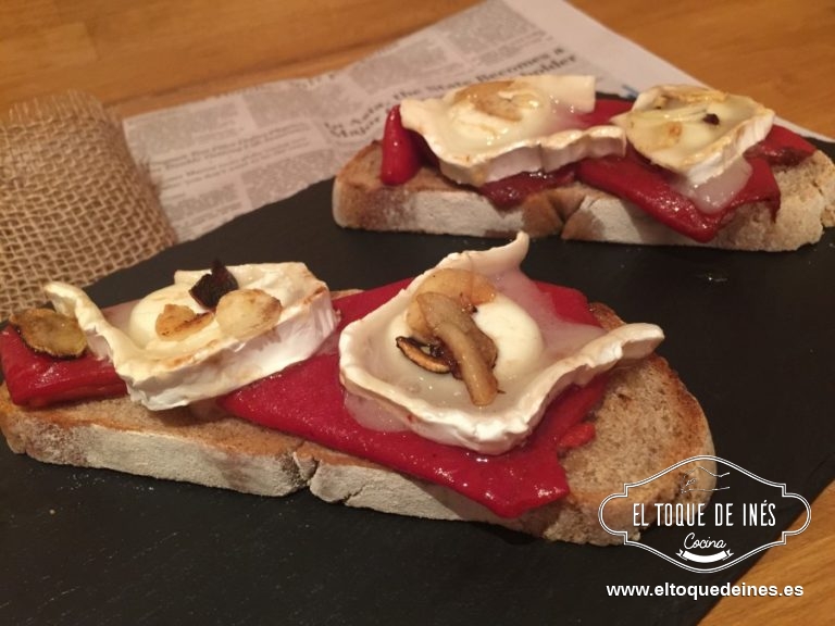 Tosta de pimiento caramelizado con queso de cabra