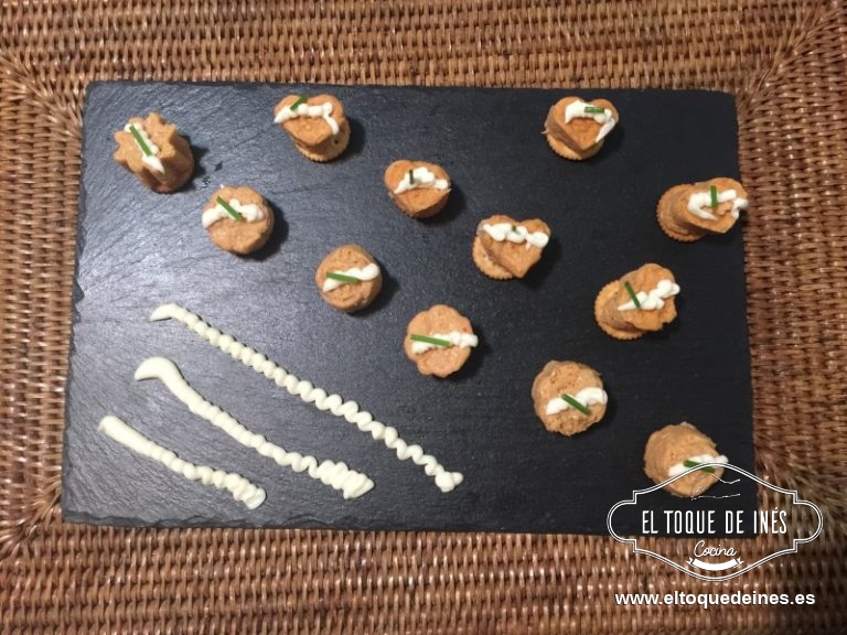 Desmoldamos los bombones, cada uno sobre una galletita salada, decoramos con un poquitín de mahonesa y cebollino picado.