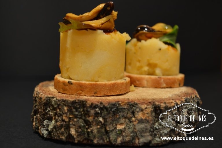 Os dejo la fotografía de lo mismo pero para una presentación individual, de pincho; el puré de patata va sobre una tosta de pan crujiente con sésamo...delicioso.