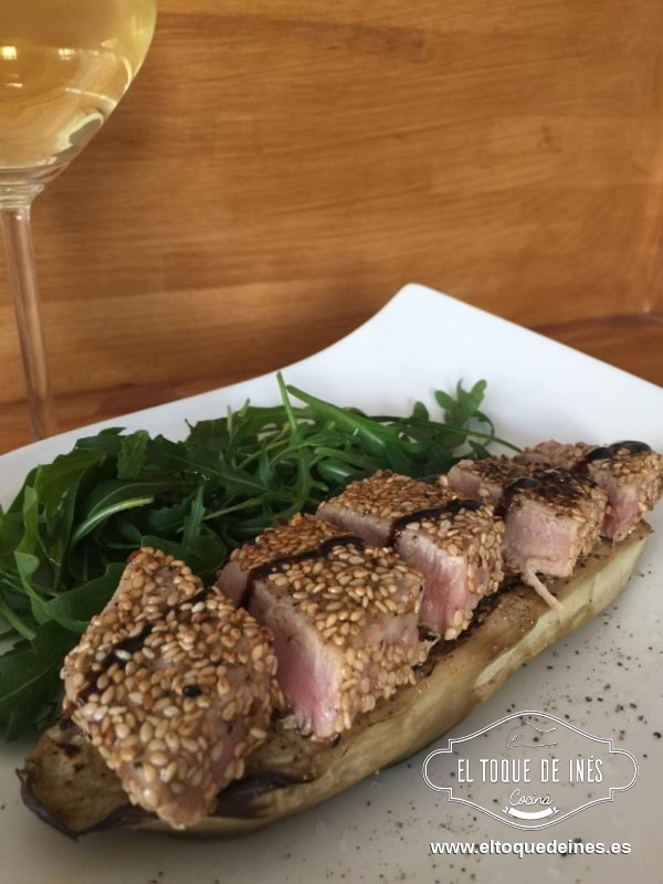 Acompañamos el plato con rúcula fresca, regamos con un chorrito de aceite de oliva y un poquito de crema balsámica de Módena.