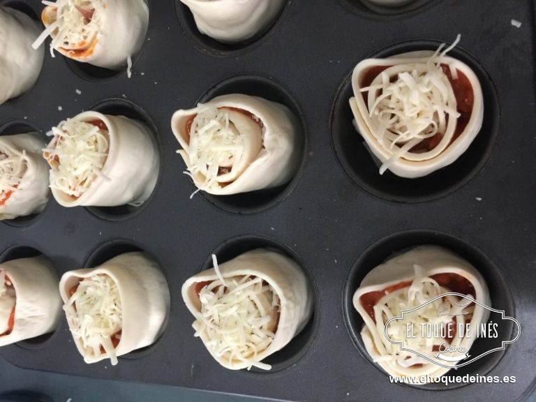 Introducimos en un molde de acero de los de magdalenas (previamente engrasado) o en moldes individuales de magdalenas o muffins.