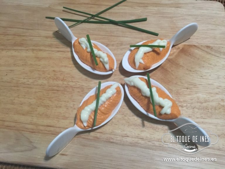 Decoramos con un chorrito de mahonesa, medio huevo de codorniz y un poco de cebollino, os pongo dos maneras de servirlo, tal como hicimos nosotros.