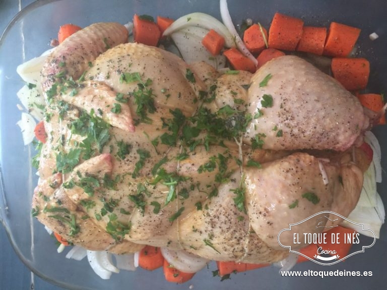Salpimentamos bien y le echamos también perejil picado al pollo.