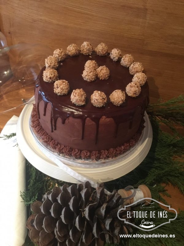 Reservamos en la nevera por al menos 1 hora para que endurezca un poco toda la superficie y se pueda cortar mejor.