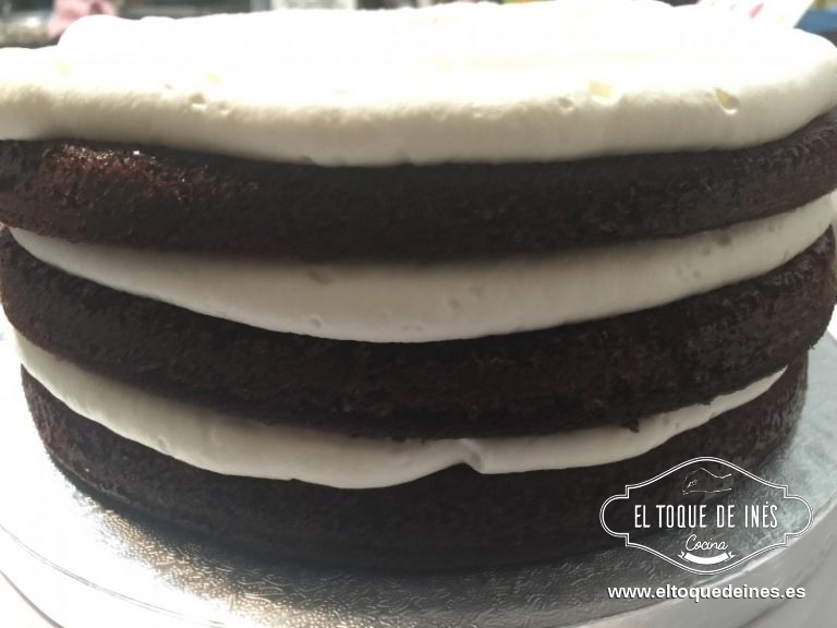 Tapamos con el siguiente bizcocho y volvemos rellenar con nata por encima, y así con la 3ª capa.
