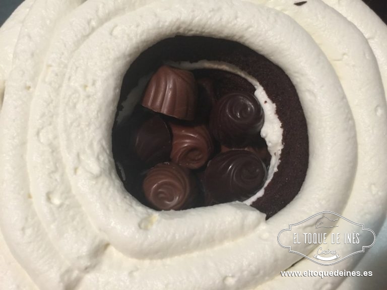 Cuando ya tengamos todo eso preparado metemos en el agujero los bombones y tapamos con la última capa que no tendrá agujero.