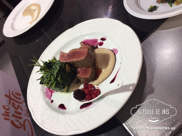 Crónica del día:
Llegamos al reciento ferial a las 15.30 h, estaba comenzado un showcooking del país vecino, Portugal, concretamente de Ponte da Barca, así que nos quedamos allí.
Cocinaron un rico entrecot con puré de castañas acompañado de grelos salteados al ajillo y frutos rojos...delicioso!