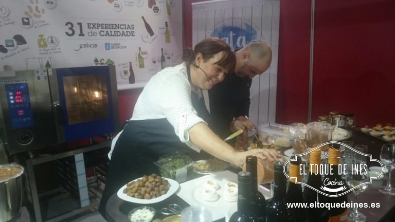 Y después tuvimos que emplatar para que todos los invitados probasen los platos realizados...gracias a Nacho por su ayuda.