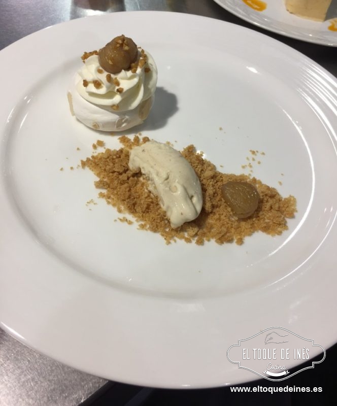 Y por último llegó la hora del postre, a cargo de una bloguera de Coruña, Tere Rico del blog "Un momento dulce" que nos presentó un Suspiro de castaña, una delicia para el paladar.
Gracias también a Mercedes, la sumiller que se encargó de acompañar todos nuestros platos con unos estupendos vinos.
