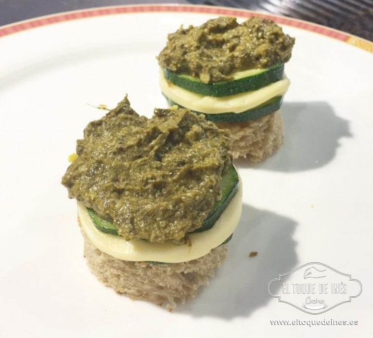La siguiente en cocinar fue Reyes, bloguera asturiana de "My sweet carrot cake", encantadora...y realizó un Milhojas de pan de Cea con calabacín a la plancha, queso ahumado San Simón da costa y pesto de grelos y nueces.