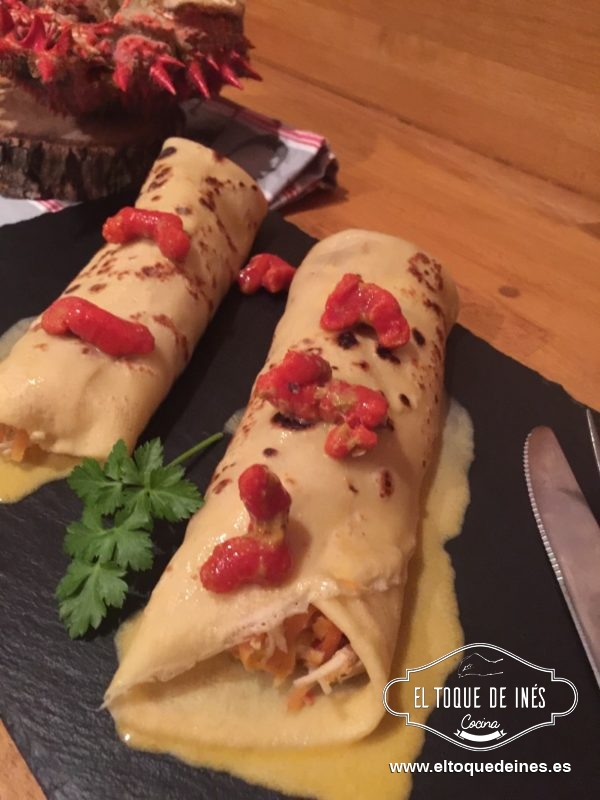 Colocamos en el plato la filloa, acompañamos de alguno de los hermosos corales de la centolla y regamos con un poquito de salsa.