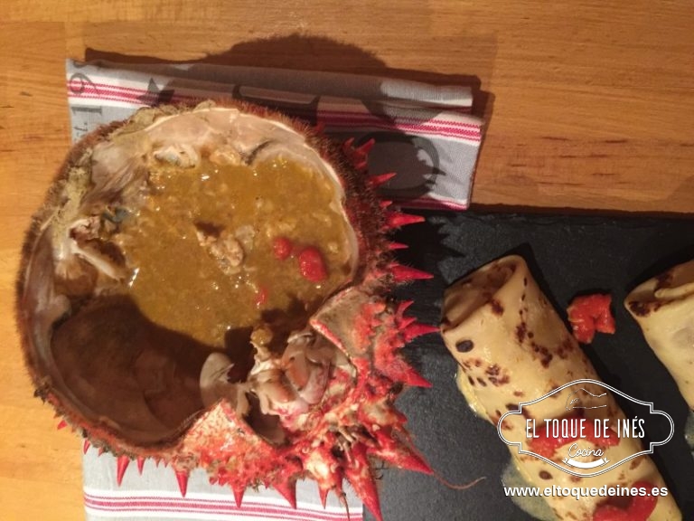 Lo acompañamos todo del caparazón de nuestro marisco con todos sus jugos, corales y un rico vino blanco.