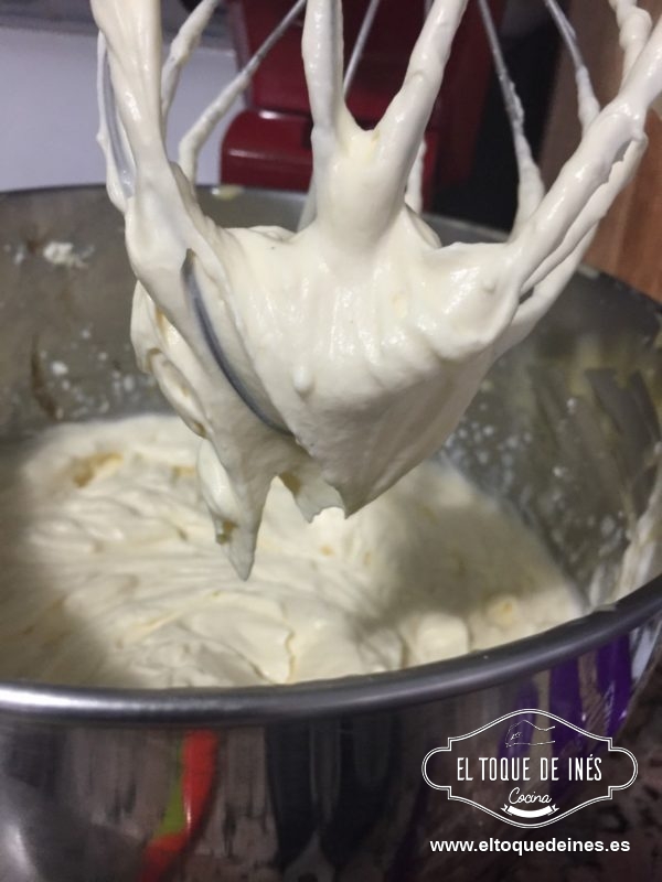 Montamos la nata, cuidado de no pasaros de tiempo porque se convierte en mantequilla (en thermomix mariposa en las cuchillas y vel 3.5)