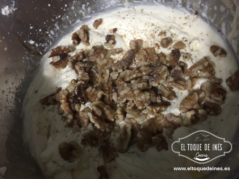 Por último incorporamos las nueces picadas y la nata montada.